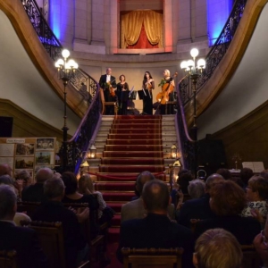 Zdjęcie przedstawia publiczność oraz artystów występujących podczas koncertu pt. Antonio Vivaldi - Cztery Pory Roku w Pałacu Kawalera w Świerklańcu