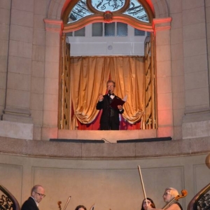 Zdjęcie przedstawia Prowadzącego koncert pt. Antonio Vivaldi - Cztery Pory Roku w Pałacu Kawalera w Świerklańcu