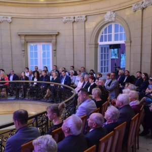 Zdjęcie przedstawia publiczność koncertu pt. Antonio Vivaldi - Cztery Pory Roku w Pałacu Kawalera w Świerklańcu