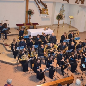 Zdjęcie przedstawia koncert odpustowy Koncertowej Orkiestry Dętej Power of Winds w kościele parafialnym w Świerklańcu