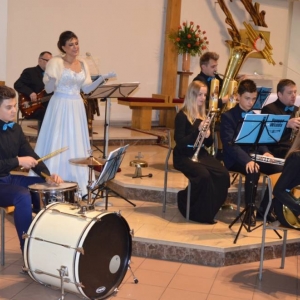 Zdjęcie przedstawia koncert odpustowy Solistki oraz Koncertowej Orkiestry Dętej Power of Winds w kościele parafialnym w Świerklańcu