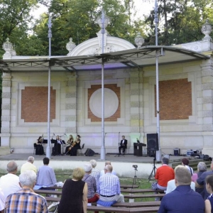 Zdjęcie przedstawia artystów na scenie amfiteatru w świerklanieckim parku podczas koncertu pt. Jesienne odgłosy wiosny