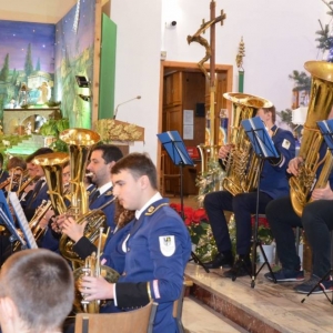 Zdjęcie przedstawia koncert Tarnogórskiej Orkiestry Dętej w kościele parafialnym w Orzechu