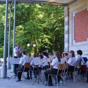 Zdjęcie przedstawia wakacyjny koncert Młodzieżowej Orkiestry Dętej ALLEGRETTO