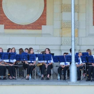 Zdjęcie przedstawia wakacyjny koncert Młodzieżowej Orkiestry Dętej ALLEGRETTO
