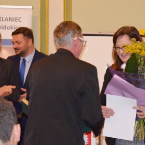 Zdjęcie przedstawia wręczenie nagrody Gracja podczas uroczystej Sesji Rady Gminy w Pałacu Kawalera